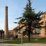 Imatge de l'exterior del Museu Agbar, amb la seva mítica xemeneia. Font: pàgina web oficial del Museu