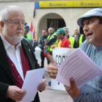Lliurament per part de la Marxa del el manifest per a una ocupació digne a l’alcalde de Martorell, Salvador Esteve