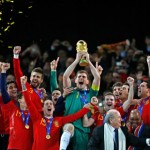 iker-casillas-recibe-la-copa-del-mundial-para-espana-4c3ad5ee0ea241