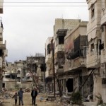 A la imatge, cases danyades al districte d’Inshaat a Homs.