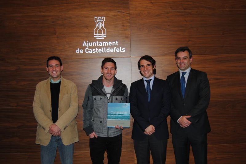 Leo Messi signa el llibre d’honor de l’Ajuntament de Castelldefels