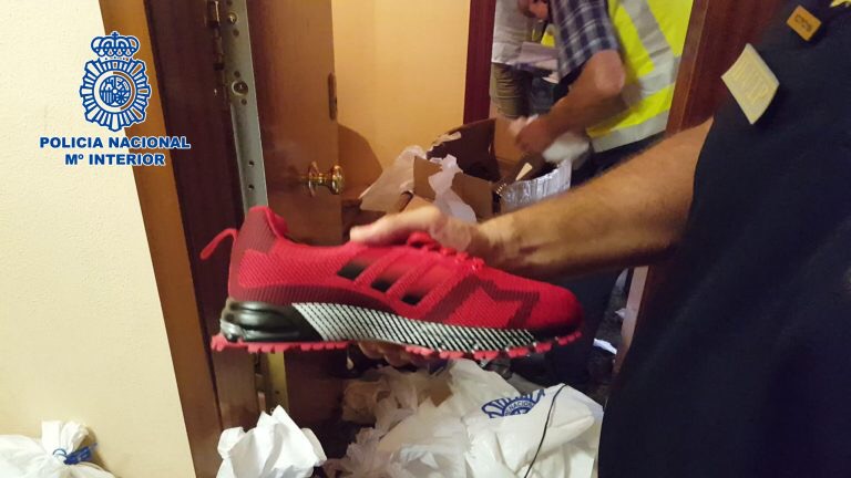 Desmantellen a Cornellà un taller on es fabricaven articles falsificats i detenen diverses persones