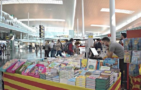 L’Aeroport del Prat celebra aquest Sant Jordi instal.lant punts de venda de roses i llibres