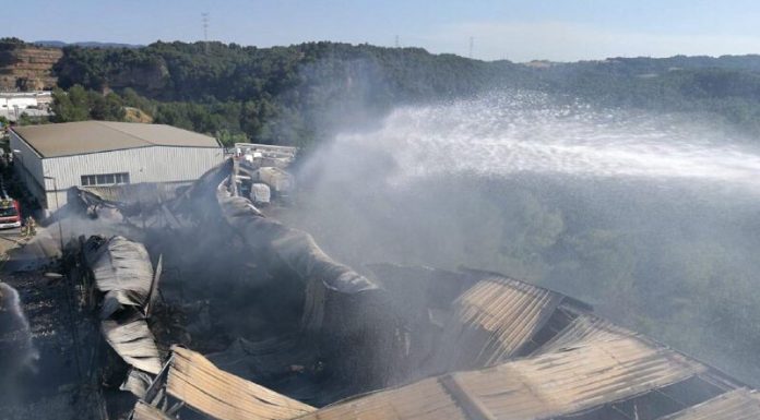 Els Bombers continuen treballant per extingir l’incendi en una nau de reciclatge de matalassos a Esparreguera