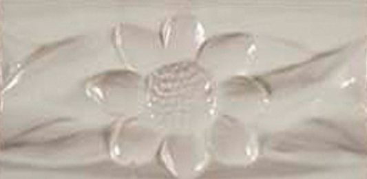 Una flor blanca de vuit pètals, rajola del 2018 a Esplugues