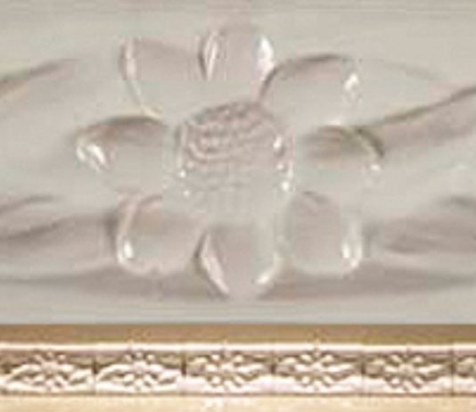 Una flor blanca de vuit pètals, rajola del 2018 a Esplugues