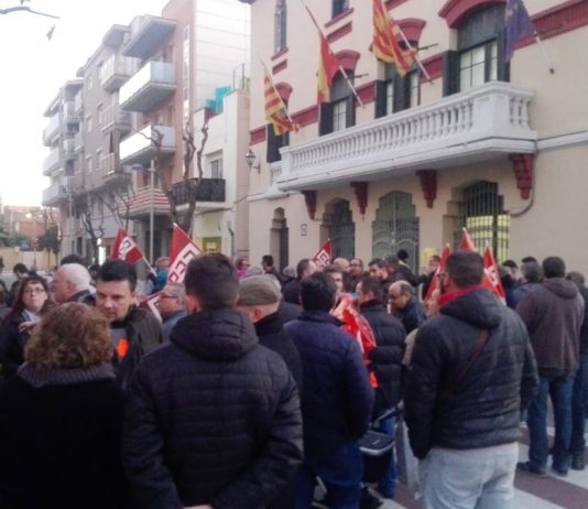 La plantilla de Gallina Blanca es concentra contra el tancament de la planta, durant el Ple municipal de Sant Joan Despí