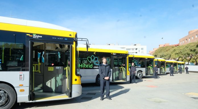 L’AMB presenta al Baix Llobregat la nova línia exprés E97, les millores de les línies L96 i L97 i els nous autobusos híbrids
