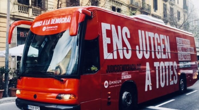 Òmnium posa en circulació l’autobús ‘Ens jutgen a tots’, que visitarà diversos municipis del Baix Llobregat
