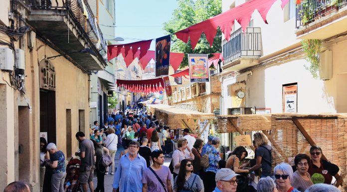 La 39a Festa de la Cirera de Torrelles de Llobregat omple els carrers de diversió, cultura popular i germanor