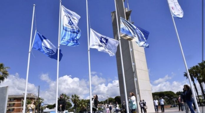 Castelldefels hissa les banderes que certifiquen la qualitat mediambiental de la platja