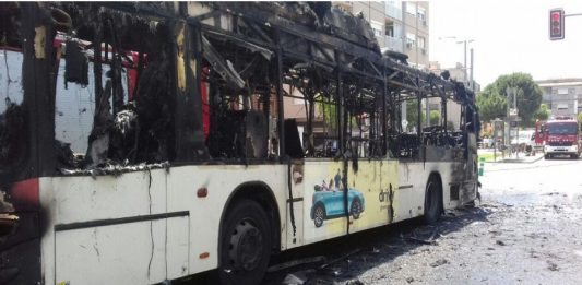 Extingit l’incendi d’un autobús a Sant Joan Despí
