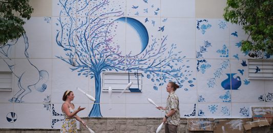 Una obra d’art comunitari al mur de l’hospital Benito Menni visibilitza els prejudicis en relació amb la salut mental