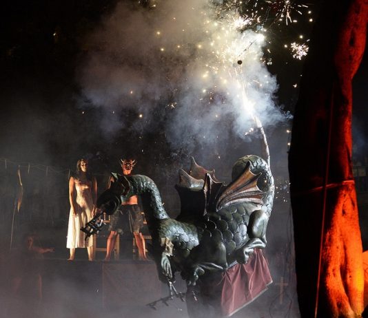La Festa Major de Castelldefels combina amb gran èxit les tradicions populars catalanes i novetats com la Survival Zombie