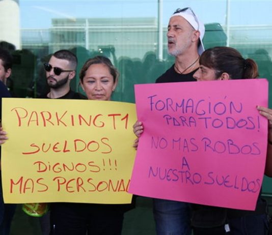 Desenes de treballadors de Trablisa es concentren a l’exterior de l’aeroport del Prat en la primera jornada de vaga