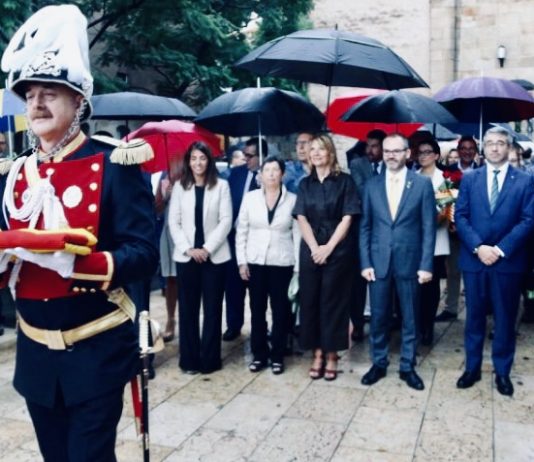 Budó i Cunillera encapçalen l’ofrena floral a la tomba de Rafael Casanova, a Sant Boi