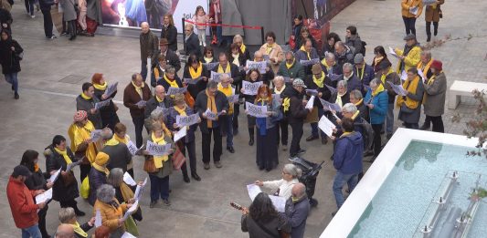 Cantada popular de denúncia a favor dels presos i preses polítiques, al Centre Comercial Splau