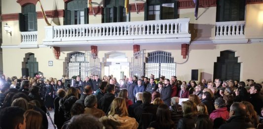 Més de 500 persones es concentren a Sant Joan Despí en senyal de dol i de rebuig per l’assassinat d’una veïna