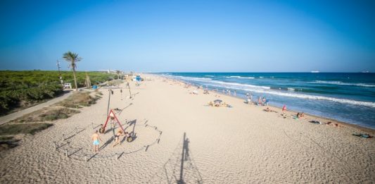 Localitzen el cos sense vida d’una dona a la platja del Prat