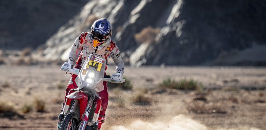 La baixllobregatina Laia Sanz segueix lluitant al Dakar, malgrat la dura caiguda de dilluns