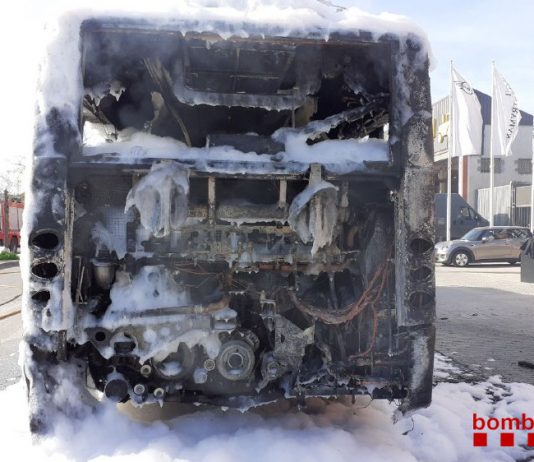 S’incendia un autocar mentre feia un servei a Sant Boi de Llobregat