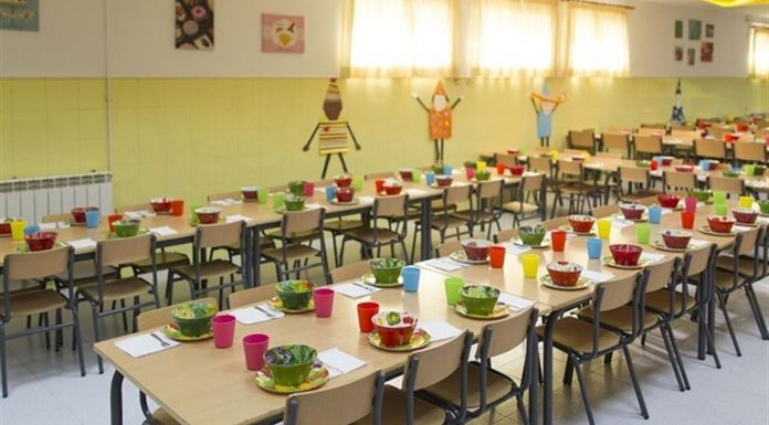 Diversos municipis i el Consell Comarcal del Baix Llobregat demanen a la Generalitat lliurar a les escoles les targetes de beques menjador