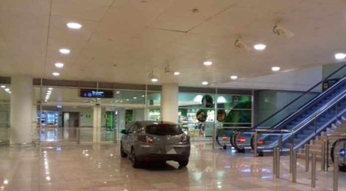Dos detinguts per intentar entrar amb cotxe dins de la T1 de l’aeroport del Prat