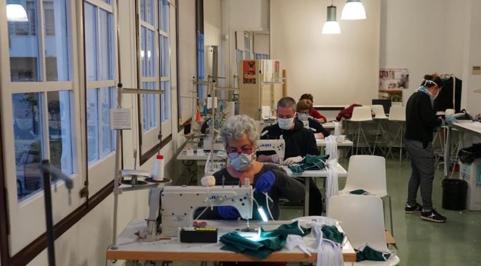 Persones voluntàries col·laboren cosint material hospitalari al taller de costura municipal de Sant Joan Despí