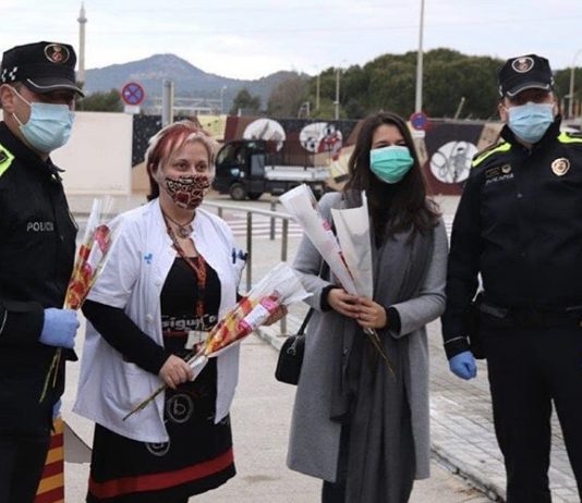 L’Ajuntament de Sant Feliu lliura roses per Sant Jordi en agraïment al personal sanitari