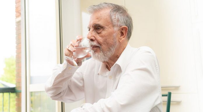 El Servei Local de Teleassistència dona consells a mida a les persones grans per afrontar la calor