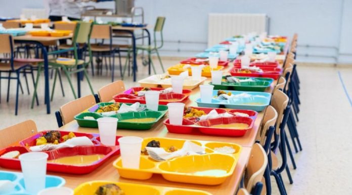 Nombrosos alcaldes i alcaldesses del Baix Llobregat exigeixen a la generalitat que mantingui les beques menjador durant l’estiu