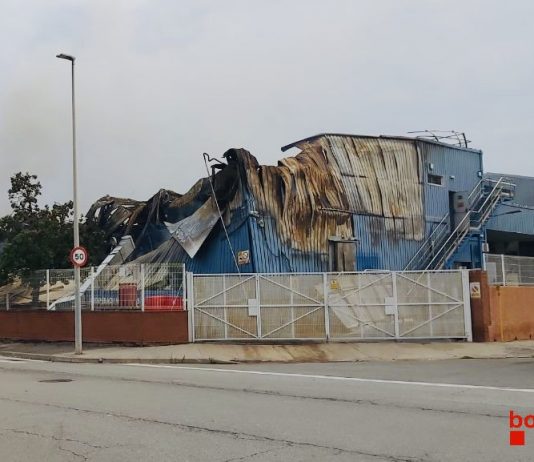 Continuen les tasques d’extinció de l’incendi a Sant Feliu de Llobregat