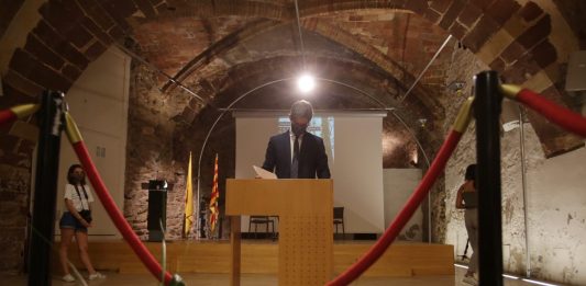 Veïns i autoritats reten homenatge a les víctimes de la Covid-19 a Molins de Rei