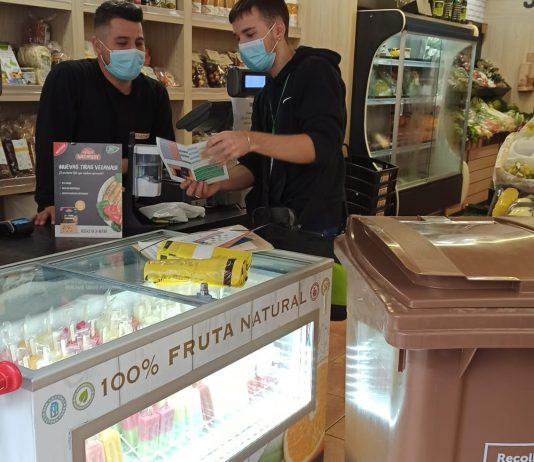 Comença la implantació del sistema de recollida porta a porta comercial a Sant Just amb l’inici de la campanya informativa