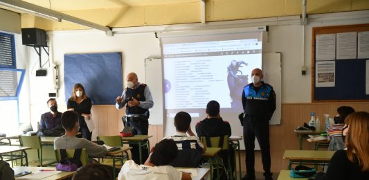 Policia Local i Mossos imparteixen xerrades a l’alumnat d’Esplugues per conscienciar de les mesures de seguretat pel Covid-19