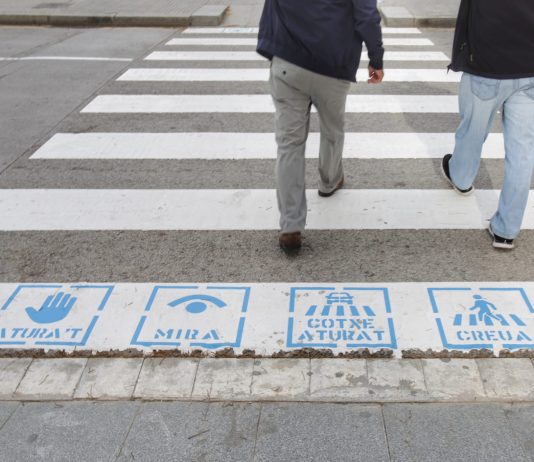 Molins de Rei inclou pictogrames als passos de vianants per afavorir una mobilitat més segura i inclusiva
