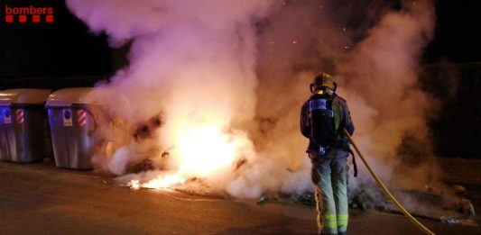 Cinc contenidors cremats a Pallejà en una nit d’actes vandàlics