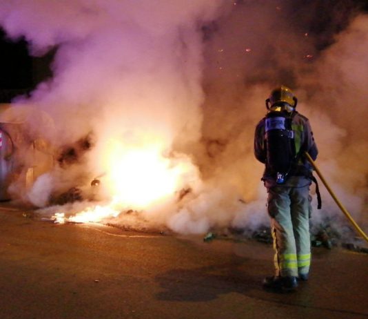 Cinc contenidors cremats a Pallejà en una nit d’actes vandàlics