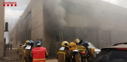 Totalment extingit l’incendi d’una nau industrial a Sant Feliu de Llobregat