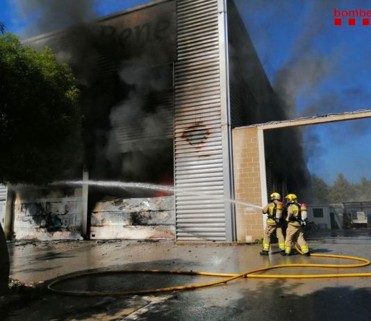Greu incendi en un basar de Castelldefels