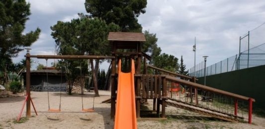 Fem Sant Andreu denuncia la degradació dels parcs infantils de Sant Andreu de la Barca