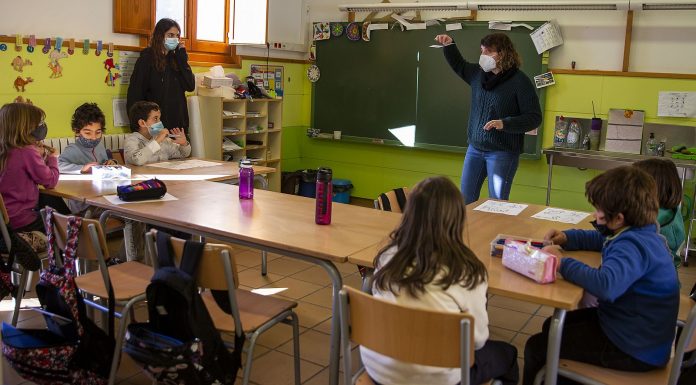 L’alcadessa de Sant Feliu exigeix a la Generalitat que millori la seva gestió sanitària a les escoles