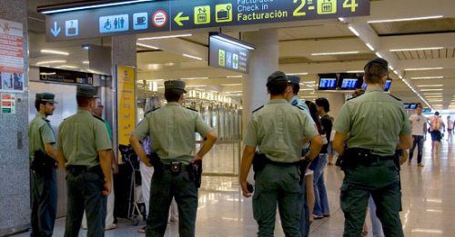Dos guàrdies civils que van vexar un passatger catalanoparlant a l’aeroport del Prat hauran d’anar a judici