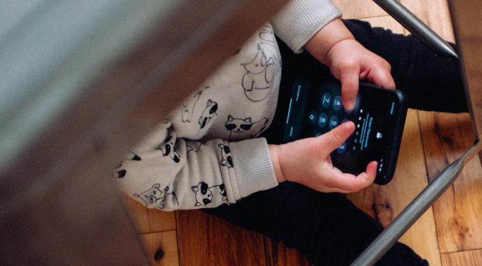 Xerrada a Sant Andreu sobre la relació dels menors i les pantalles