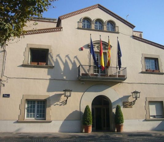 La caiguda d’un sostre fals d’un edifici expropiat a Esplugues accelera els tràmits per reubicar els veïns de 38 pisos