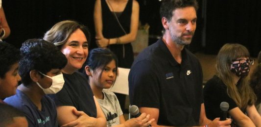 Ada Colau i Pau Gasol promuen hàbits saludables a les escoles