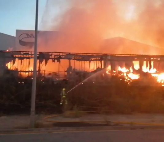 Extingit el foc declarat en una nau industrial de Pallejà