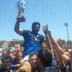 Rugbi. Final Santboiana-Ordizia. Afa Tauli, el capità, amb la copa Foto: Eric Alegre