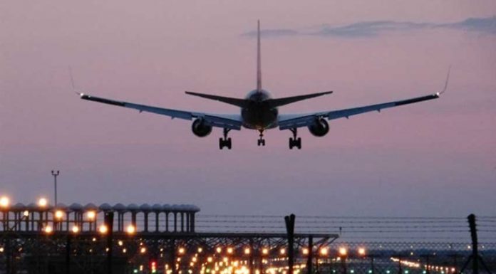 Castelldefels presenta denúncies davant dos Ministeris pels vols nocturns a l’aeroport