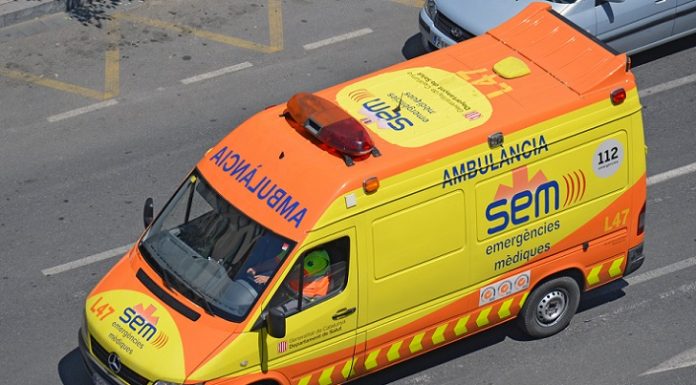 Set ferits de poca gravetat en caure per un desnivell de quinze metres amb el cotxe a Sant Esteve Sesrovires